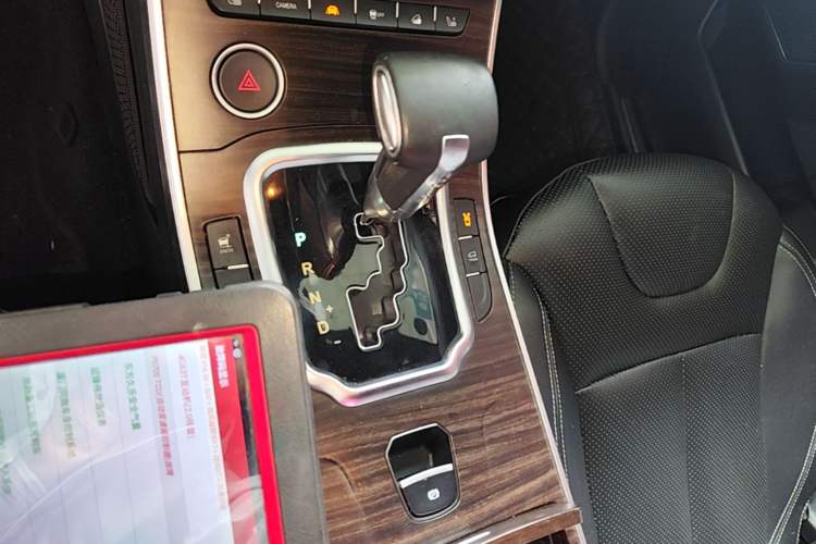 Used Land X7 2015 2.0T Panoramic Prestige Edition Gear Lever
