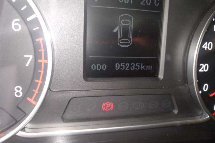 Used Land X7 2015 2.0T Panoramic Prestige Edition Odometer Close Up