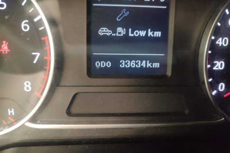 Used Land X7 2015 2.0T Panoramic Luxury Edition Odometer Close Up