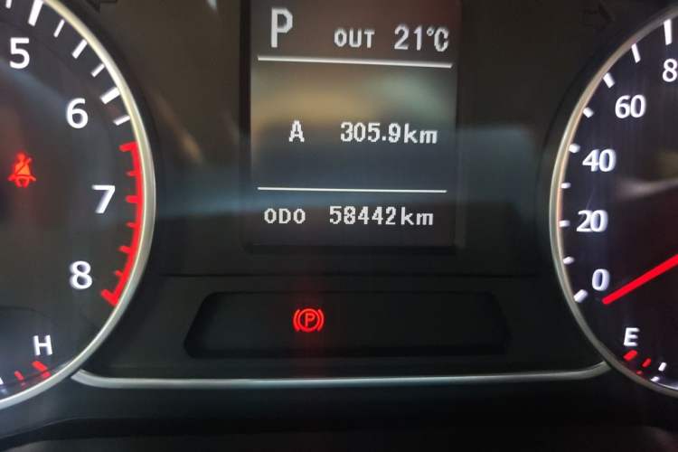 Used Land X7 2015 2.0T Panoramic Prestige Edition Odometer Close Up