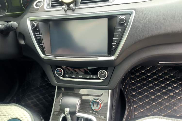 Used Land X7 2015 2.0T Panoramic Luxury Edition Audio And AC Panel