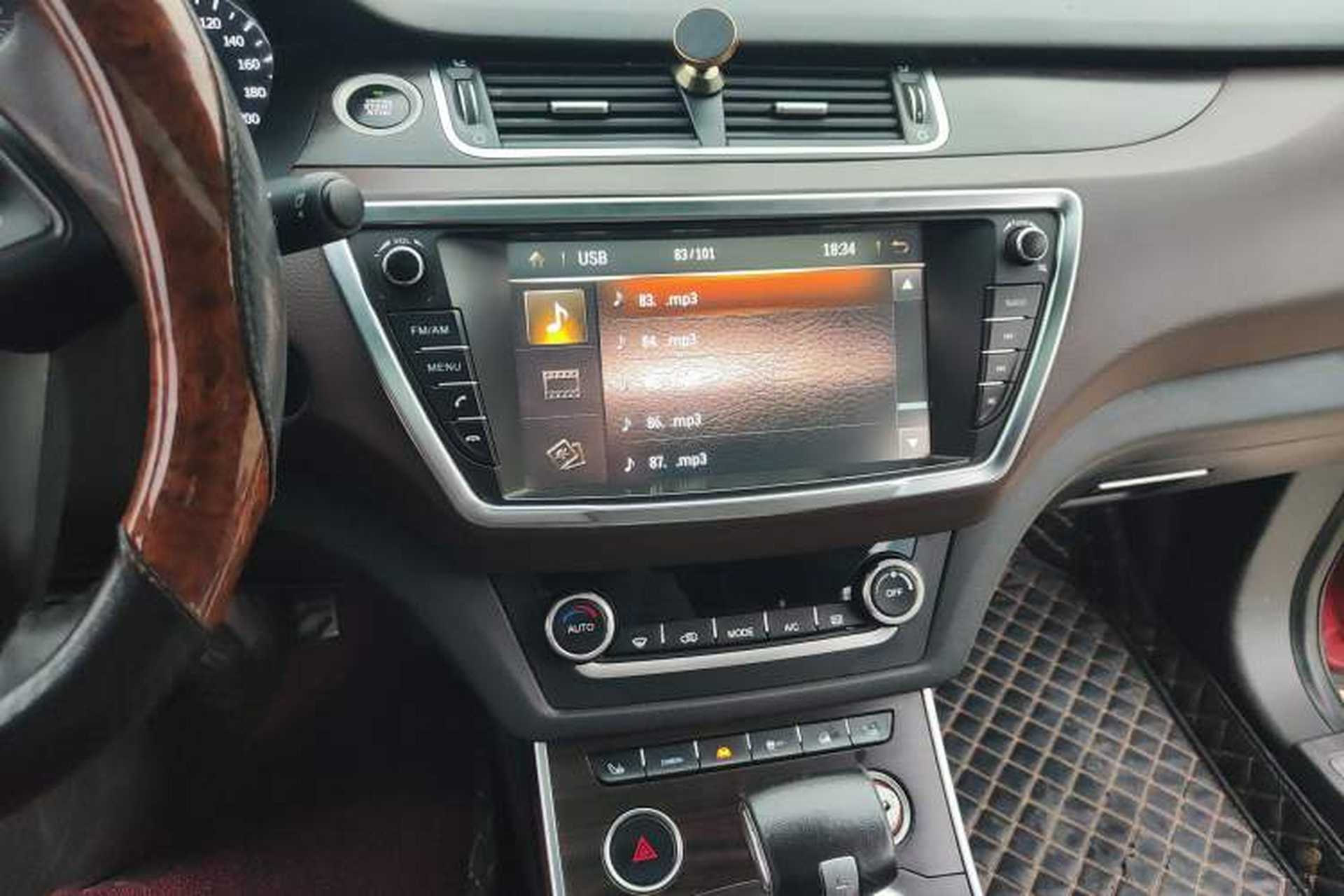 Used Land X7 2015 2.0T Panoramic Prestige Edition Audio And AC Panel