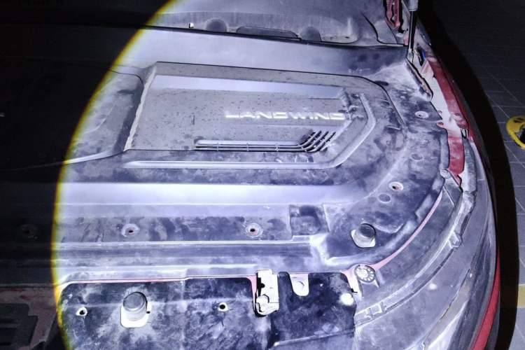 Used Land X7 2015 2.0T Panoramic Prestige Edition Engine Bay Left