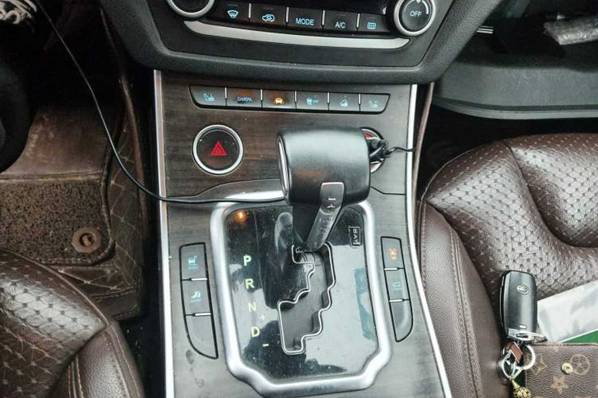 Used Land X7 2015 2.0T Panoramic Prestige Edition Gear Lever