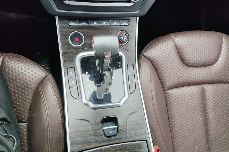 Used Land X7 2015 2.0T Panoramic Prestige Edition Gear Lever