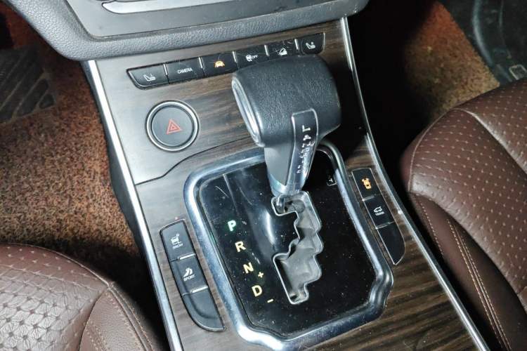 Used Land X7 2015 2.0T Panoramic Prestige Edition Gear Lever