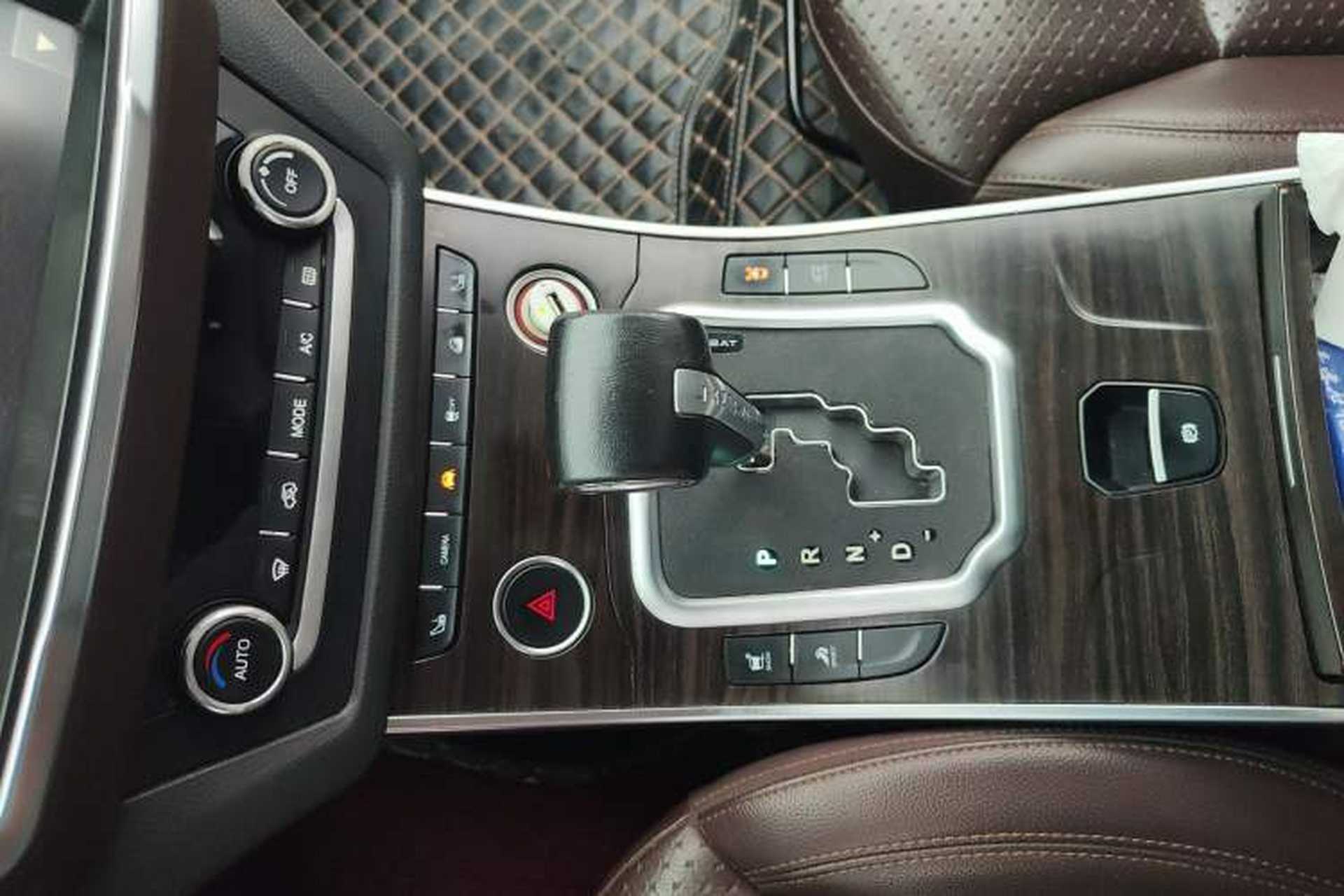 Used Land X7 2015 2.0T Panoramic Prestige Edition Gear Lever
