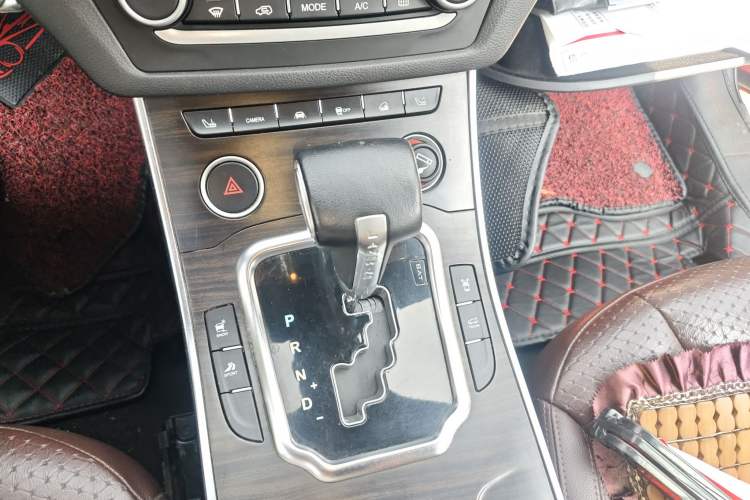 Used Land X7 2015 2.0T Panoramic Prestige Edition Gear Lever