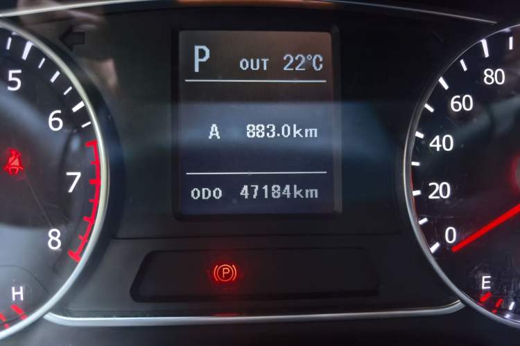 Used Land X7 2015 2.0T Panoramic Prestige Edition Odometer Close Up