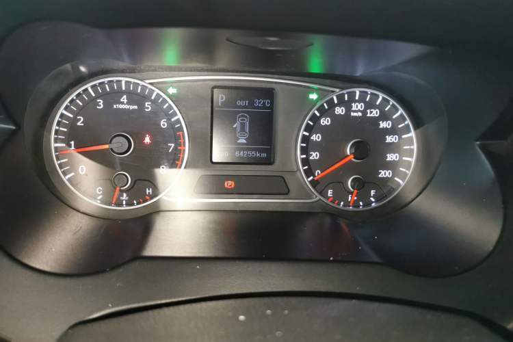 Used Land X7 2015 2.0T Panoramic Prestige Edition Odometer Close Up