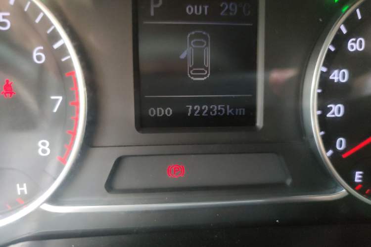 Used Land X7 2015 2.0T Panoramic Prestige Edition Odometer Close Up