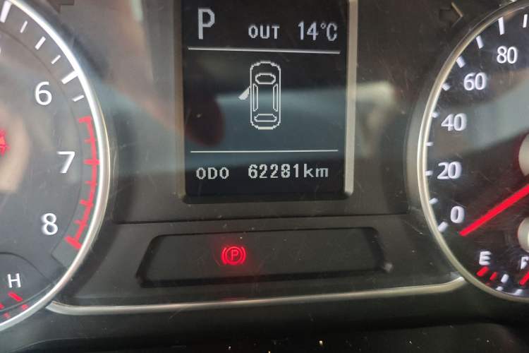 Used Land X7 2015 2.0T Panoramic Prestige Edition Odometer Close Up