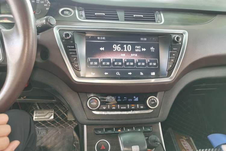 Used Land X7 2015 2.0T Panoramic Prestige Edition Audio And AC Panel