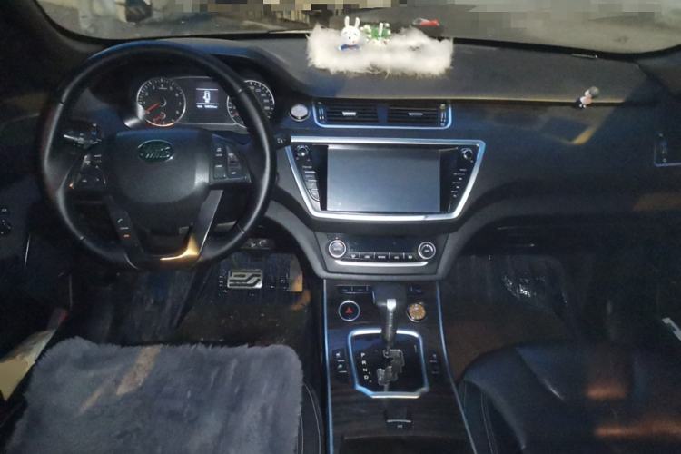 Used Land X7 2015 2.0T Panoramic Prestige Edition Center Console