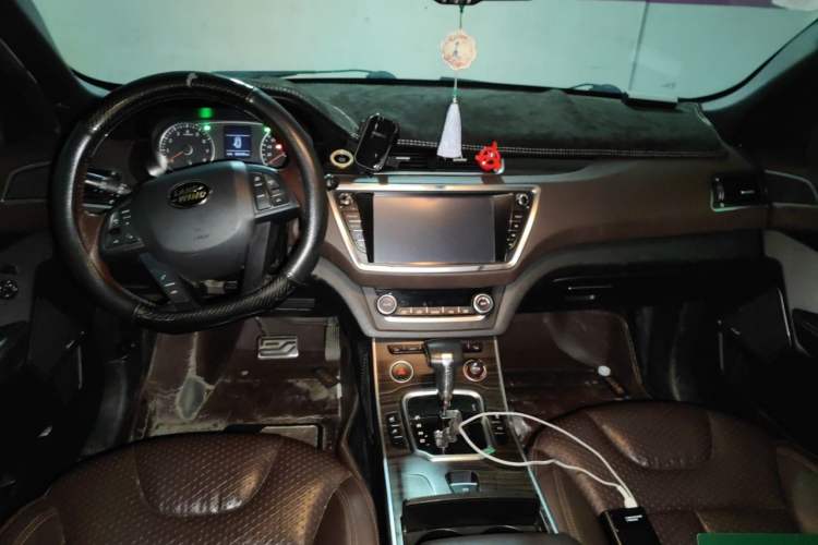 Used Land X7 2015 2.0T Panoramic Prestige Edition Center Console