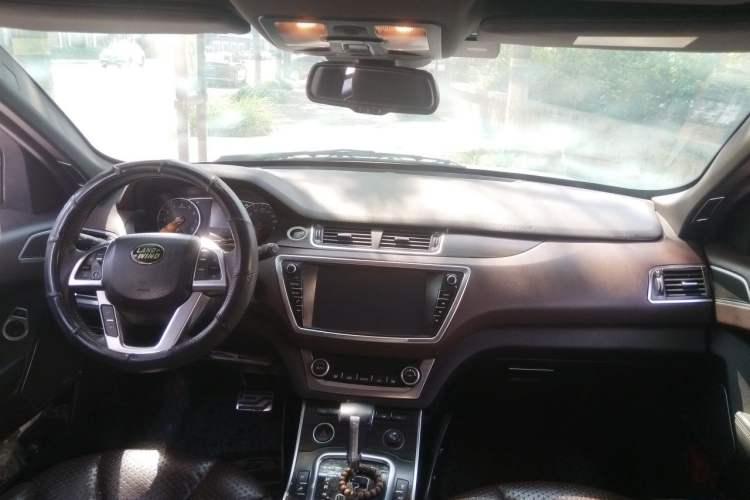 Used Land X7 2015 2.0T Panoramic Prestige Edition Center Console