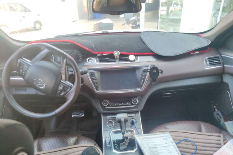 Used Land X7 2015 2.0T Panoramic Prestige Edition Center Console
