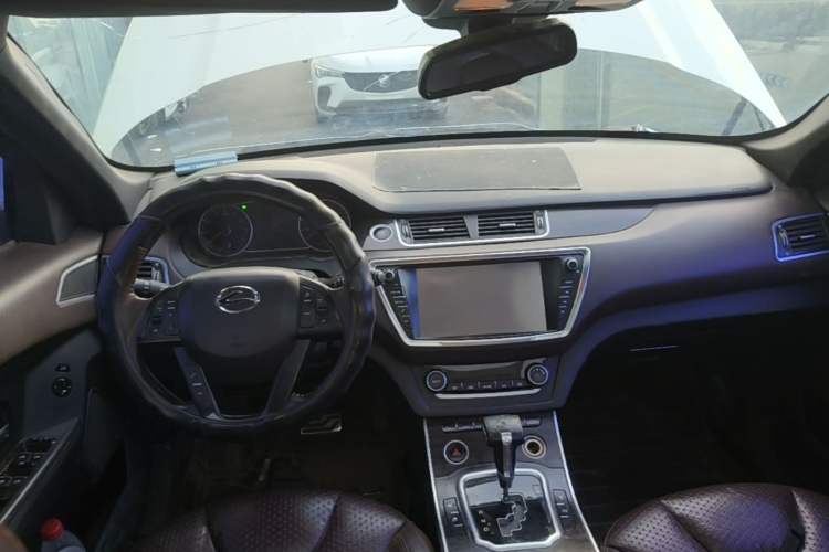 Used Land X7 2015 2.0T Panoramic Prestige Edition Center Console