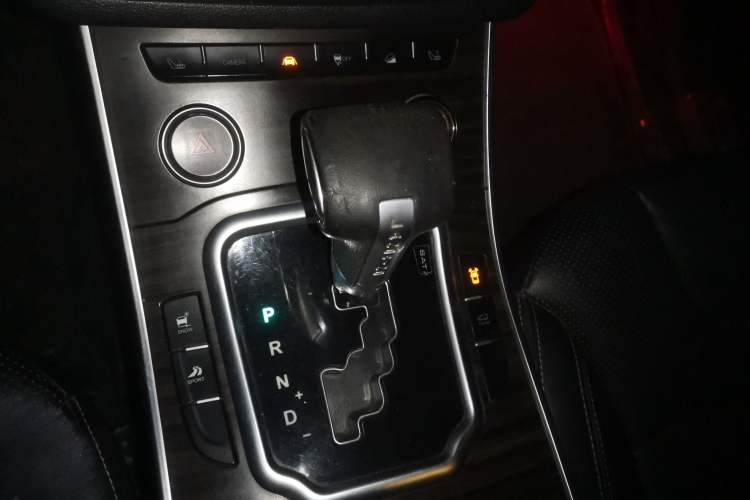 Used Land X7 2015 2.0T Panoramic Prestige Edition Gear Lever