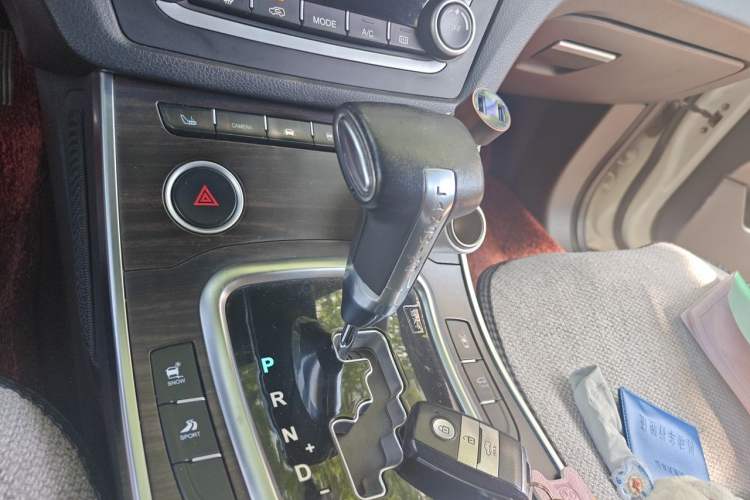 Used Land X7 2015 2.0T Panoramic Prestige Edition Gear Lever