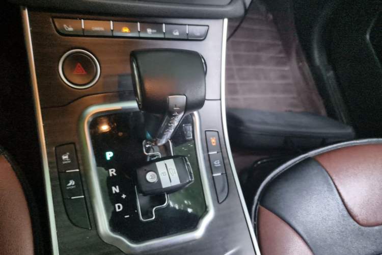 Used Land X7 2015 2.0T Panoramic Prestige Edition Gear Lever