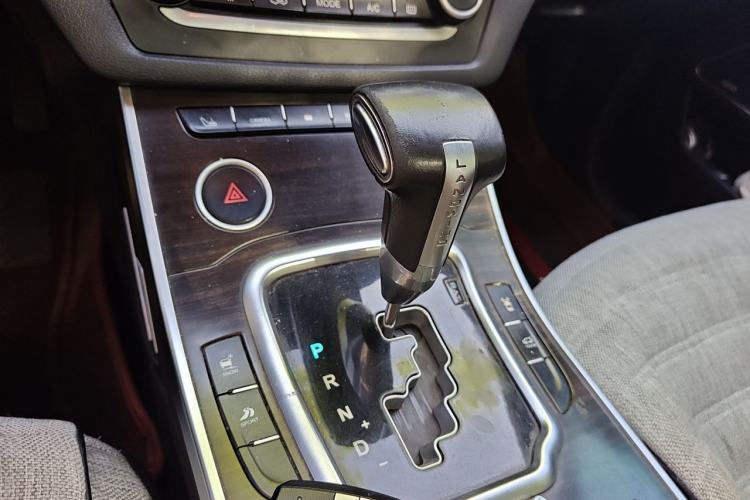 Used Land X7 2015 2.0T Panoramic Prestige Edition Gear Lever
