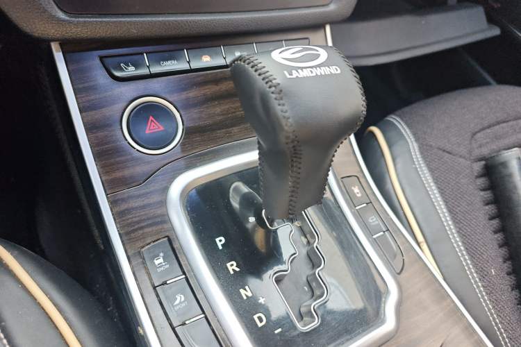 Used Land X7 2015 2.0T Panoramic Prestige Edition Gear Lever