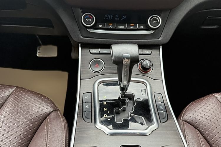 Used Land X7 2015 2.0T Panoramic Prestige Edition Gear Lever