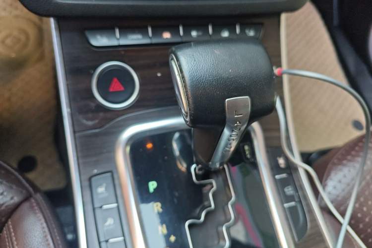 Used Land X7 2015 2.0T Panoramic Prestige Edition Gear Lever