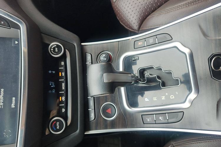 Used Land X7 2015 2.0T Panoramic Prestige Edition Gear Lever