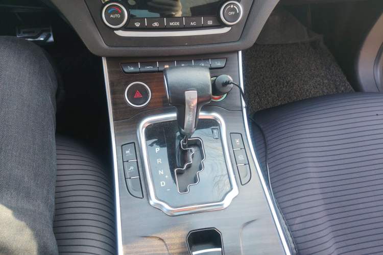 Used Land X7 2015 2.0T Panoramic Prestige Edition Gear Lever