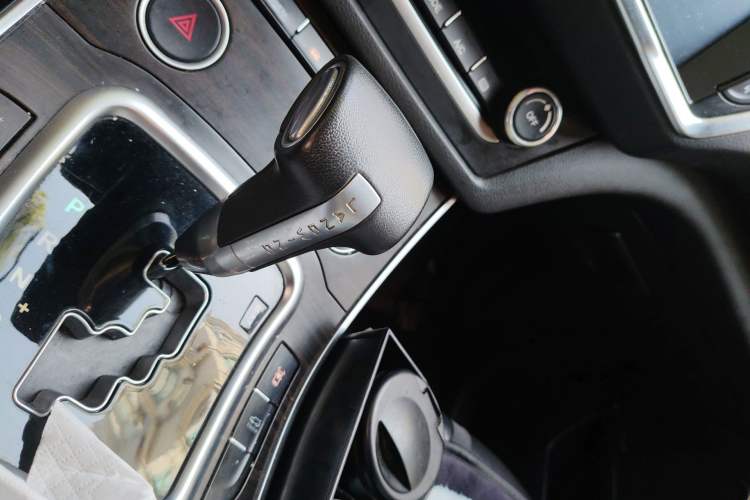 Used Land X7 2015 2.0T Panoramic Prestige Edition Gear Lever