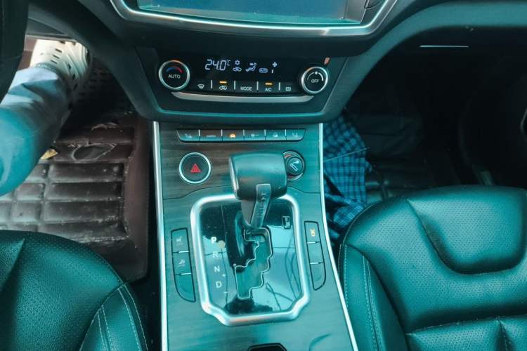 Used Land X7 2015 2.0T Panoramic Prestige Edition Gear Lever