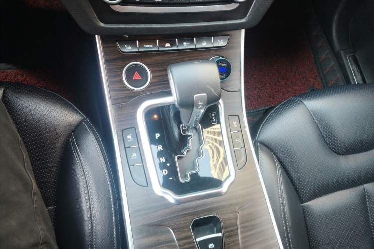 Used Land X7 2015 2.0T Panoramic Prestige Edition Gear Lever