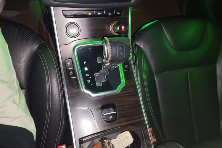 Used Land X7 2015 2.0T Panoramic Prestige Edition Gear Lever