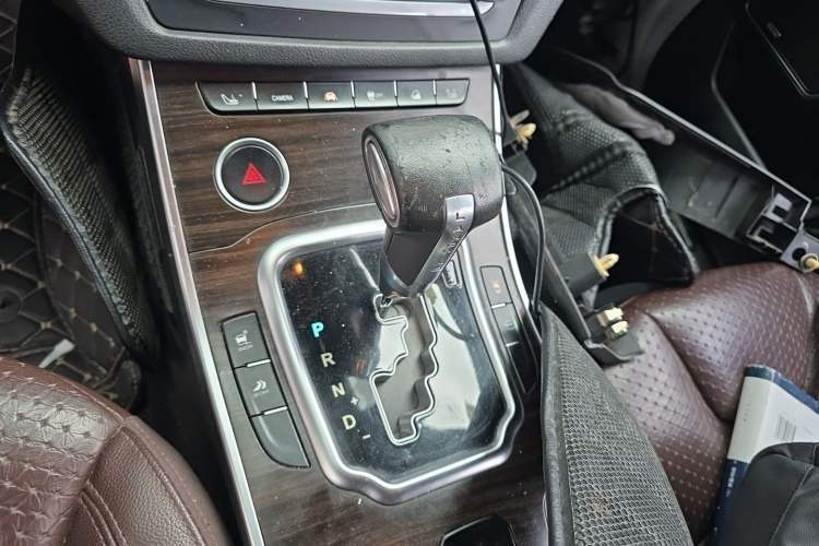 Used Land X7 2015 2.0T Panoramic Luxury Edition Gear Lever