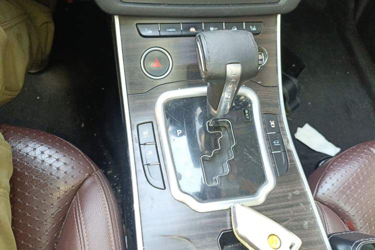 Used Land X7 2015 2.0T Panoramic Prestige Edition Gear Lever