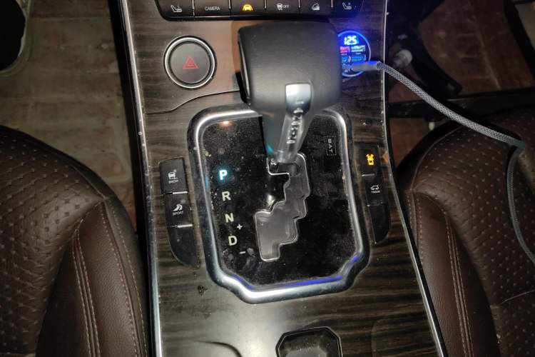 Used Land X7 2015 2.0T Panoramic Prestige Edition Gear Lever