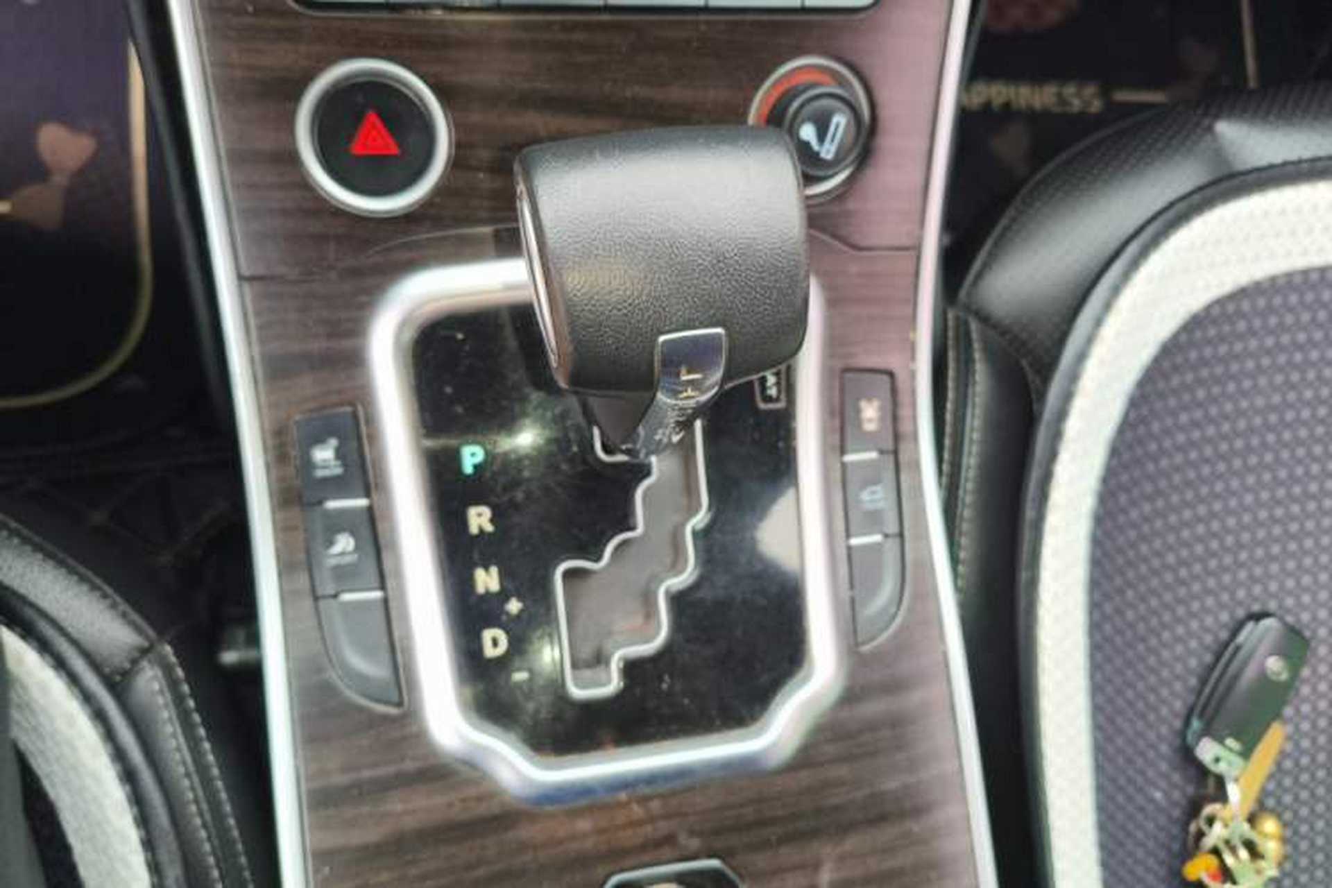 Used Land X7 2015 2.0T Panoramic Prestige Edition Gear Lever