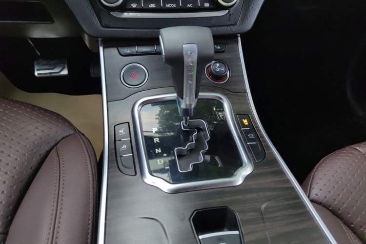 Used Land X7 2015 2.0T Panoramic Prestige Edition Gear Lever