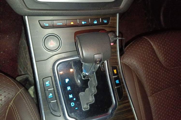 Used Land X7 2015 2.0T Panoramic Prestige Edition Gear Lever