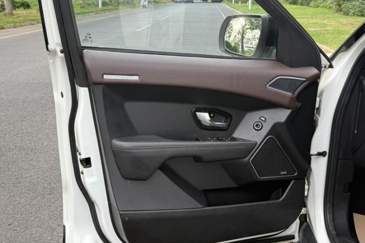 Used Land X7 2015 2.0T Panoramic Prestige Edition Interior 11