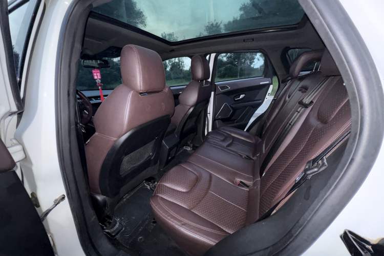 Used Land X7 2015 2.0T Panoramic Prestige Edition Interior 2