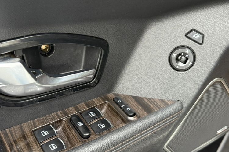 Used Land X7 2015 2.0T Panoramic Prestige Edition Interior 2