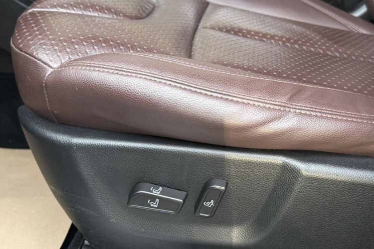 Used Land X7 2015 2.0T Panoramic Prestige Edition Interior 3