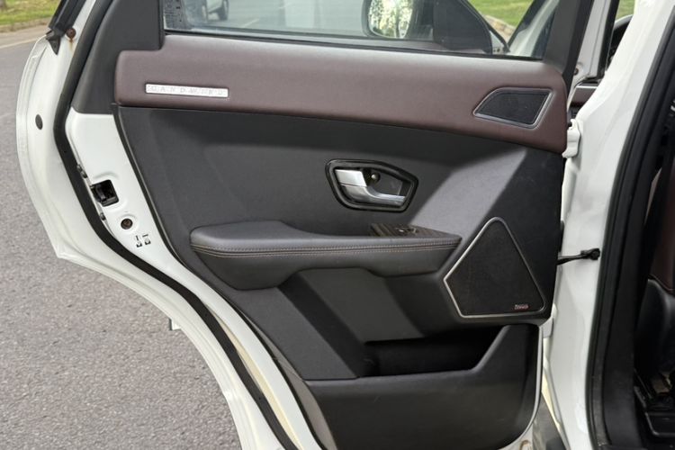 Used Land X7 2015 2.0T Panoramic Prestige Edition Interior 7