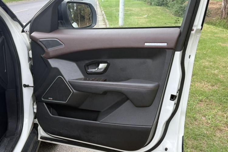 Used Land X7 2015 2.0T Panoramic Prestige Edition Interior 8