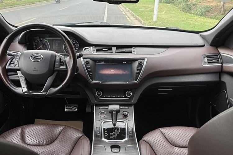Used Land X7 2015 2.0T Panoramic Prestige Edition Interior 8