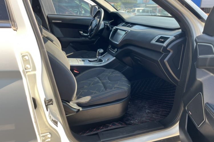 Used Land X7 2015 2.0T Panoramic Luxury Edition Interior 9