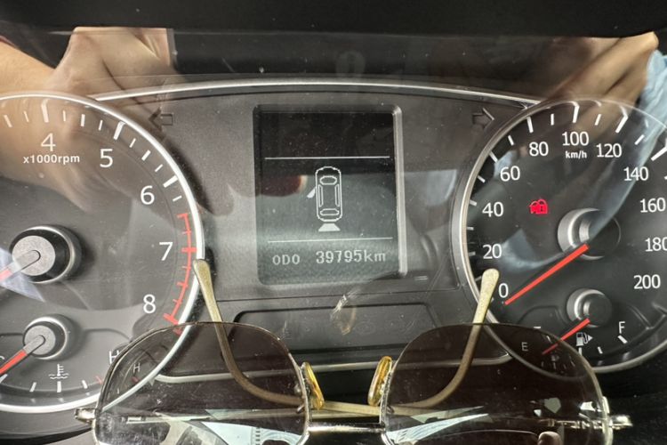 Used Land X7 2015 2.0T Panoramic Prestige Edition Odometer Close Up